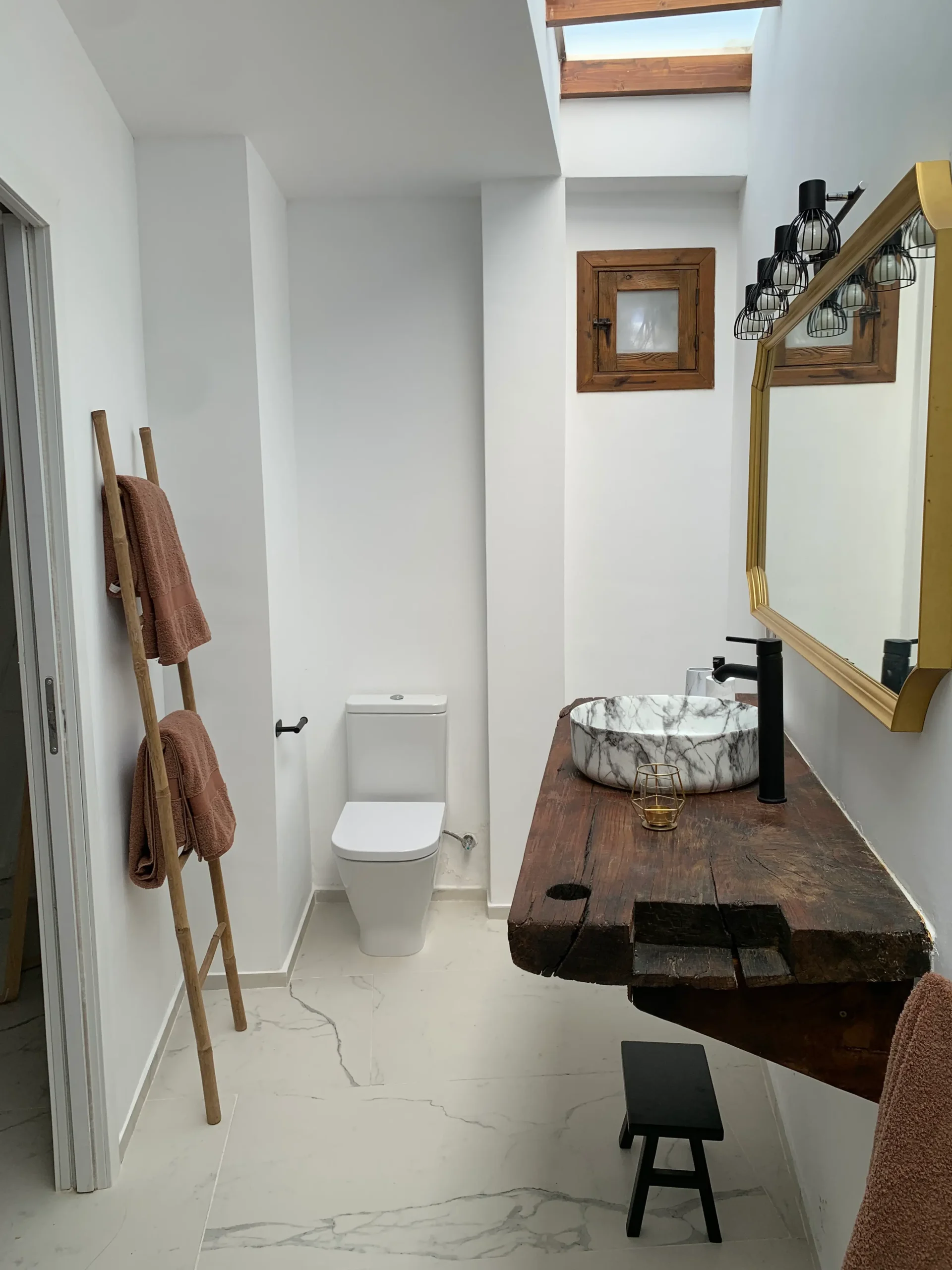 Interior amplio y luminoso de la suite principal