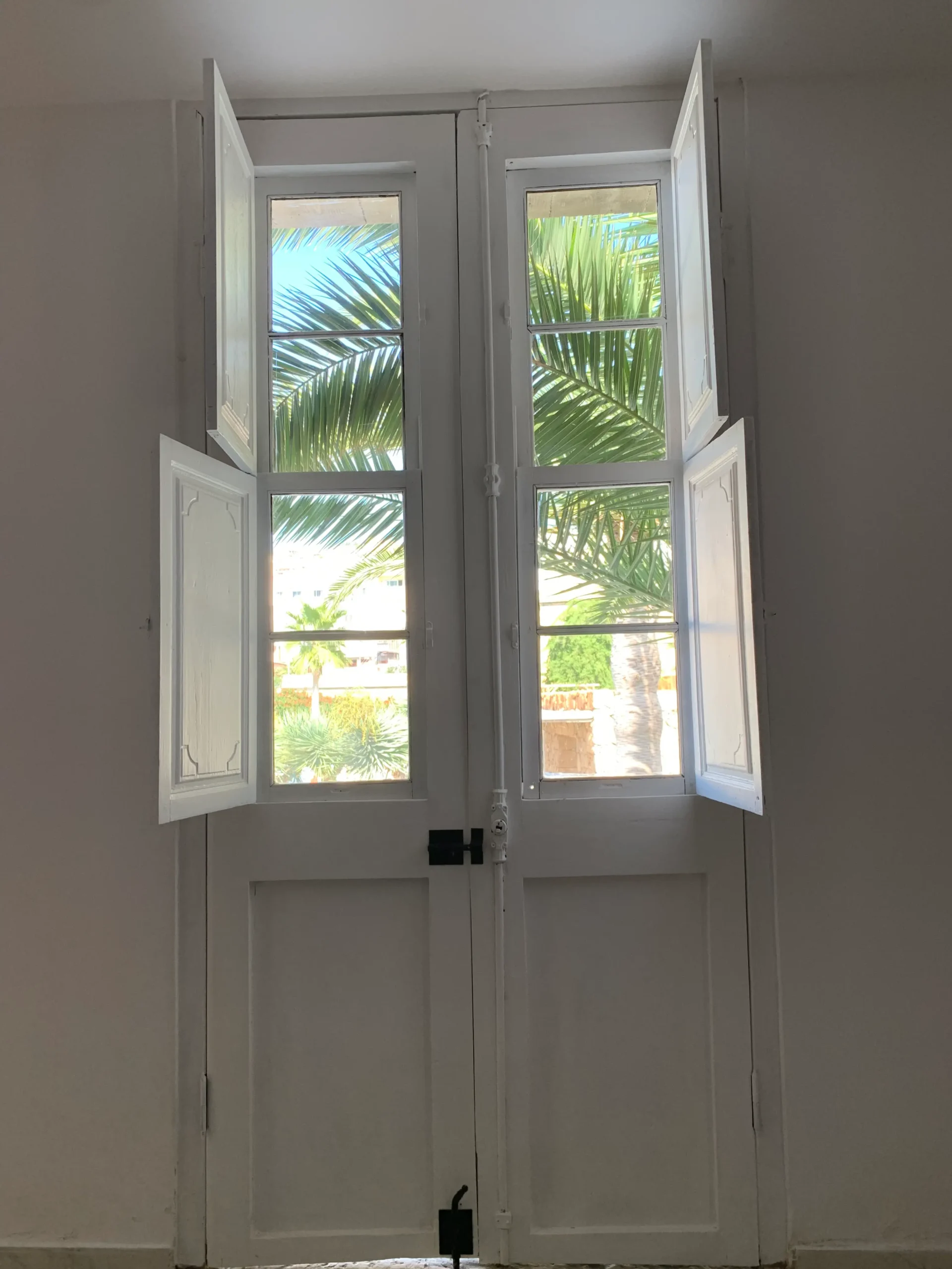 Detalle de baño moderno con acabados de calidad